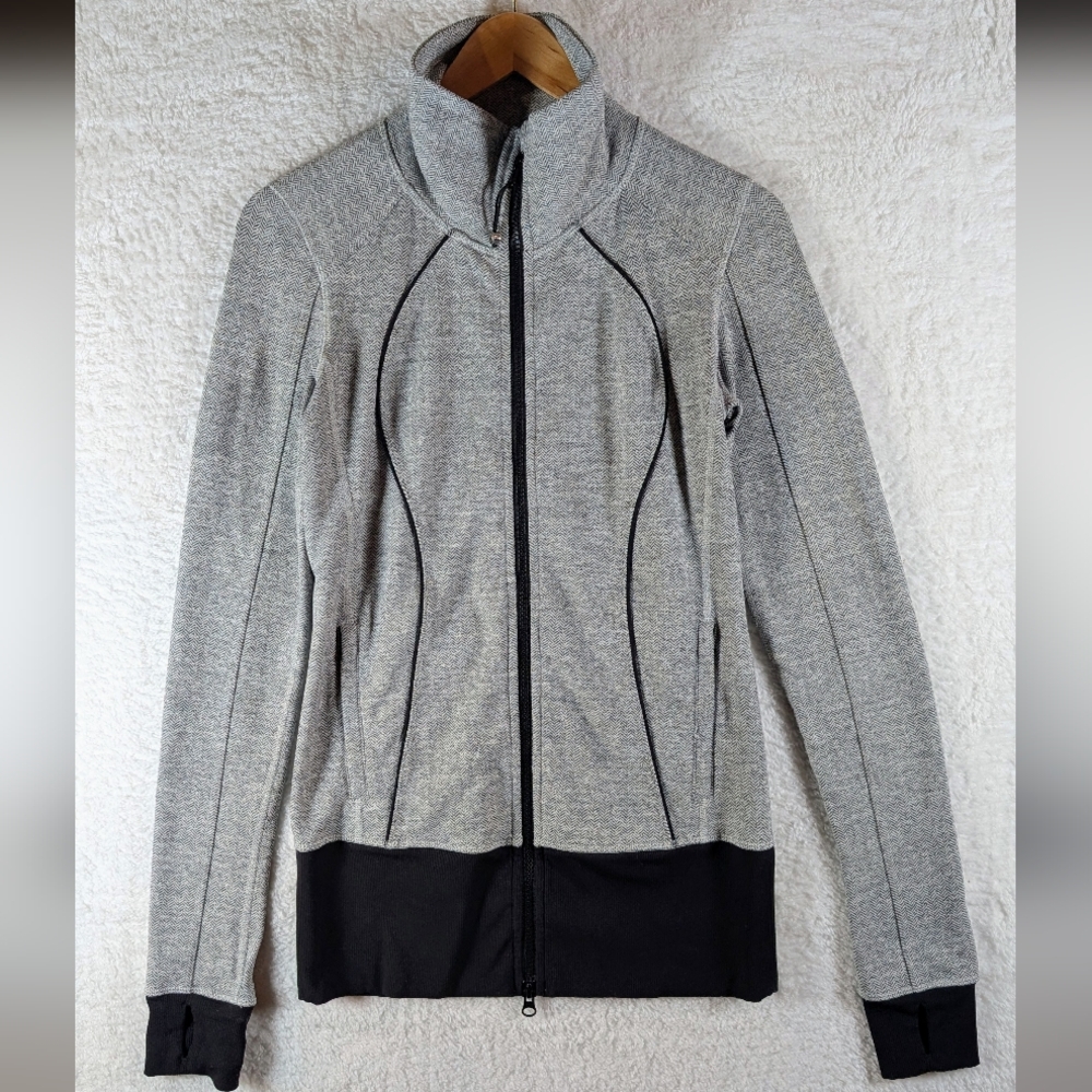 242-Lululemon Women's Gray and Black Vest‎ - Picture 2 of 8